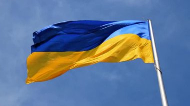 Ukrayna 'nın büyük ulusal bayrağı mavi gökyüzünde dalgalanıyor. Ulusal Bayram Anayasa Günü 'nde büyük sarı vatansever Ukrayna bayrağı. Dnipro şehri, Dnepropetrovsk, Ukrayna