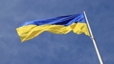 Ukrayna 'nın büyük ulusal bayrağı mavi gökyüzünde dalgalanıyor. Ulusal Bayram Anayasası, Bağımsızlık, Bayrak, Savunma Günü 'nde büyük sarı vatansever Ukrayna bayrağı. Dnipro şehri, Ukrayna