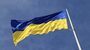 Ukrayna 'nın büyük ulusal bayrağı mavi gökyüzünde dalgalanıyor. Ulusal Bayram Anayasası, Bağımsızlık, Bayrak, Savunma Günü 'nde büyük sarı vatansever Ukrayna bayrağı. Dnipro şehri, Dnepropetrovsk, Ukrayna
