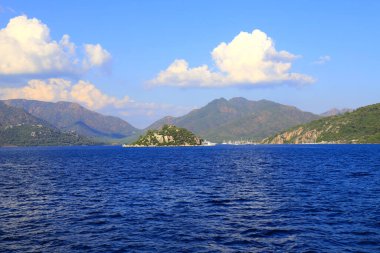 Türkiye 'de Bodrum ve Marmaris yakınlarındaki deniz manzarası, su, dalgalar. Körfezin etrafındaki dağlar ve tepeler, yazlık manzaralar.