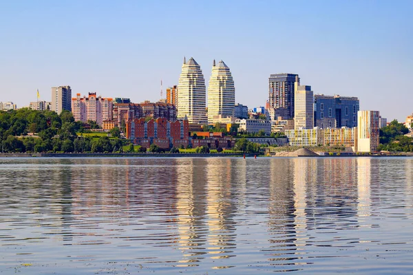 Gran Ciudad Orillas Del Ancho Río Hermosas Torres Modernas Edificios — Foto de Stock