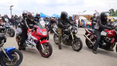 Dnipropetrovsk Embankment 'taki otoparktan kasklı ve deri takım elbiseli motosikletli motosikletliler ayrılıyor. Dnipro City, Ukrayna 'da motorsporu, 11 05 2019