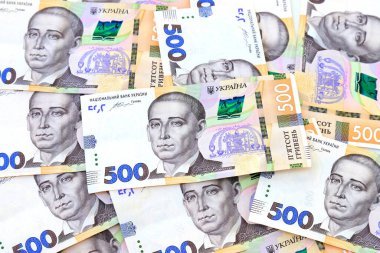 Ukrayna Hryvnia 'sı, beyaz arka planda 500 hryvniadan oluşan yeni banknotlar, çapraz konum, yakın çekim, izole edilmiş. Para geçmişi, hediye konsepti, alışveriş, mesaj için yer. Ukrayna