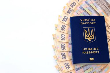 Ukraynaca yazılı yabancı biyometrik pasaport - Pasaport Ukrayna, yeni banknotlar 500 hryvnia beyaz arka plan, izole. Para kavramı, tatiller, seyahat