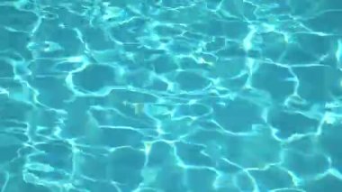 Havuzda temiz mavi sularda dalgalar, gölet. Tatil ve yaz tatili için su altyapısı. Doğal kaynaklar