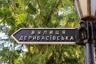 Ukrayna 'nın ünlü kenti Odessa' daki Deribasovskaya Caddesi 'nde klasik yol tabelası bulunuyor. Tanınmış bir Derybasivska caddesi Ukraynalı ve yabancı turistlerden popüler