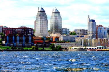 Rüzgarlı bir gün, Dinyeper Nehri 'nde dalgalar, Dnipro şehrinin binalarının, kulelerinin ve gökdelenlerinin manzarası. Dnepropetrovsk, Ukrayna