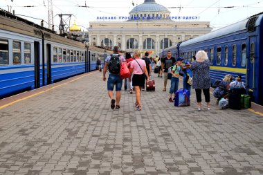 Odesa, Ukrayna. 27 07 2020 Odessa tren istasyonunda bavullar, bavullar ve bavullarla yürüyen bir kalabalık. Turistler bir yaz günü trenden indiler..