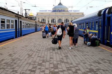 Odesa, Ukrayna. 27 07 2020 Odessa tren istasyonunda bavullar, bavullar ve bavullarla yürüyen bir kalabalık. Turistler bir yaz günü trenden indiler..