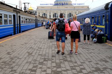 Odesa, Ukrayna. 27 07 2020 Odessa tren istasyonunda bavullar, bavullar ve bavullarla yürüyen bir kalabalık. Turistler bir yaz günü trenden indiler..