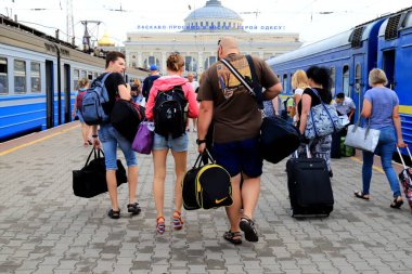 Odesa, Ukrayna. 27 07 2020 Odessa tren istasyonunda bavullar, bavullar ve bavullarla yürüyen bir kalabalık. Turistler bir yaz günü trenden indiler..