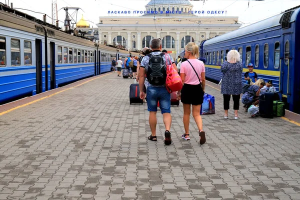 Odesa, Ukrayna. 27 07 2020 Odessa tren istasyonunda bavullar, bavullar ve bavullarla yürüyen bir kalabalık. Turistler bir yaz günü trenden indiler..