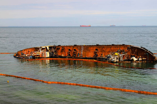 Старый ржавый танкер затопило и лежит недалеко от побережья в Одессе, Украина. Нефть разливается с корабля и загрязняет морскую воду. Загрязнение окружающей среды, водные ресурсы, экологическая катастрофа.