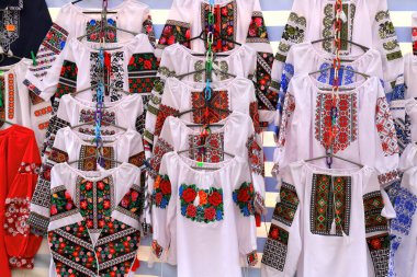 Güzel Ukrayna etnik işlemeli gömlekler, vyshyvanka, festivalde asılı Dnipro kenti Ukrayna 'nın Bağımsızlık Günü' nde.
