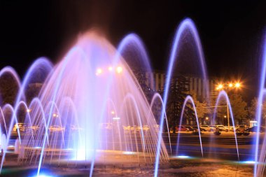 Gece renkli ışıklandırmalı pitoresk müzik çeşmesinin manzarası, Ukrayna Dnepropetrovsk şehri, Dnipro. Yaratıcı su tasarımı