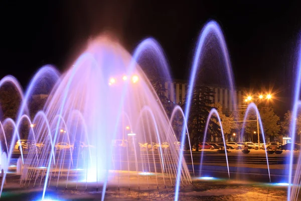 乌克兰第聂伯罗彼得罗夫斯克市 风景如画的音乐喷泉 夜晚明亮多彩的灯光 创新的水设计 — 图库照片