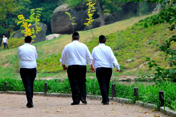 Drie Mannen Hasidische Joden Lopen Het Park Uman Oekraïne Tijdens — Stockfoto