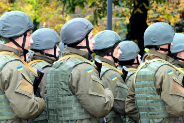 Dnepr, Ukrayna, Dnepropetrovsk, 14 Ekim 2018. Ukrayna ordusunun bir askerini silahlı yapmak Ukrayna 'nın Savunma Günü' nde geçit töreninde yürümektir.