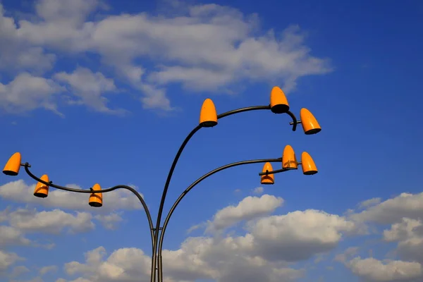 Hermosas Linternas Amarillas Vintage Brillan Contra Cielo Azul Las Nubes —  Fotos de Stock