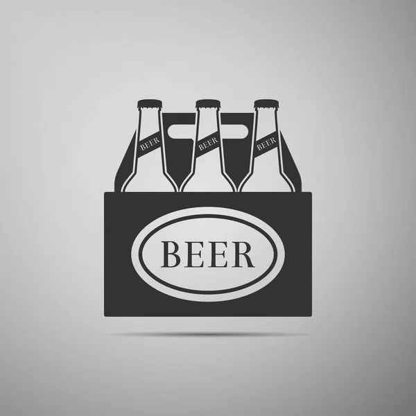 灰色の背景に分離されたビール瓶アイコンのパック。ケース箱ビール箱のサイン。フラットなデザイン。ベクトル図 — ストックベクタ