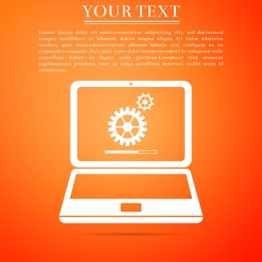 Dizüstü güncelleme işlemi ile şanzıman ilerleme ve yükleme çubuğu simgesi turuncu zemin üzerine izole. Sistem bilgisayar yazılımı güncelleştirmek. Yükleme işlemi dizüstü bilgisayar ekranında. Düz tasarım. Vektör çizim