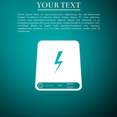 Yeşil arka plan üzerinde izole güç banka simgesi. Taşınabilir şarj cihazı. Düz tasarım. Vektör çizim