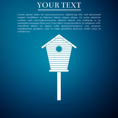 Kuş evi simgesi üzerinde mavi arka plan izole. İç içe geçme kutusu kuş yuvası, kuşlar için bina ev yapımı. Düz tasarım. Vektör çizim