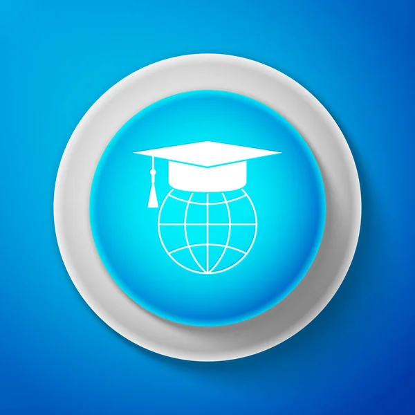 Gorra de graduación blanca en el icono del globo aislado sobre fondo azul. Símbolo de educación mundial. Concepto de aprendizaje en línea o aprendizaje electrónico. Botón azul círculo con línea blanca. Ilustración vectorial — Vector de stock