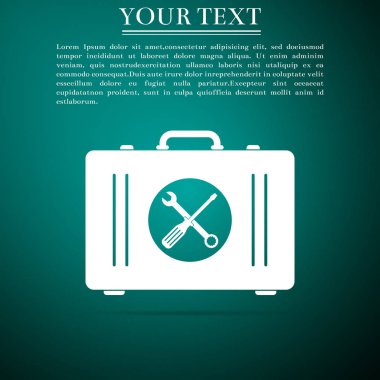 Araç kutusu simgesi üzerinde yeşil arka plan izole. Düz tasarım. Vektör çizim