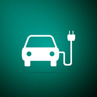 Elektrikli otomobil ve elektrik kablosu şarj simgesi üzerinde yeşil arka plan izole takın. Elektrikli otomobil işareti şarj. Yenilenebilir çevre teknolojileri. Düz tasarım. Vektör çizim