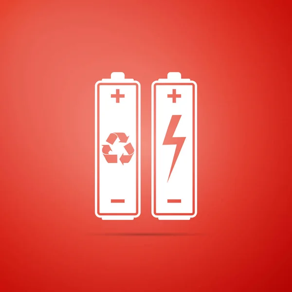 Batteri med återvinning symbol - förnybar energi koncept ikonen isolerad på röd bakgrund. Platt design. Vektorillustration — Stock vektor