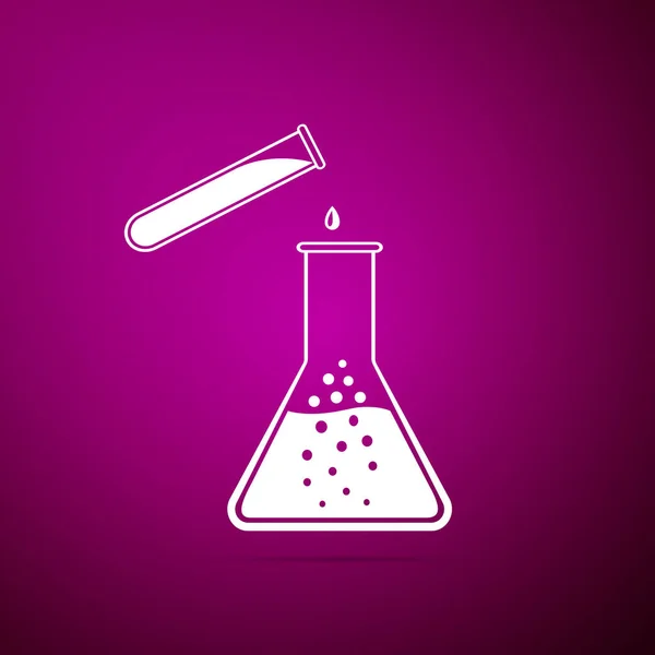 Provrör och kolv - kemiska laboratorium test ikonen isolerade på lila bakgrund. Laboratorium glas sign. Platt design. Vektorillustration — Stock vektor