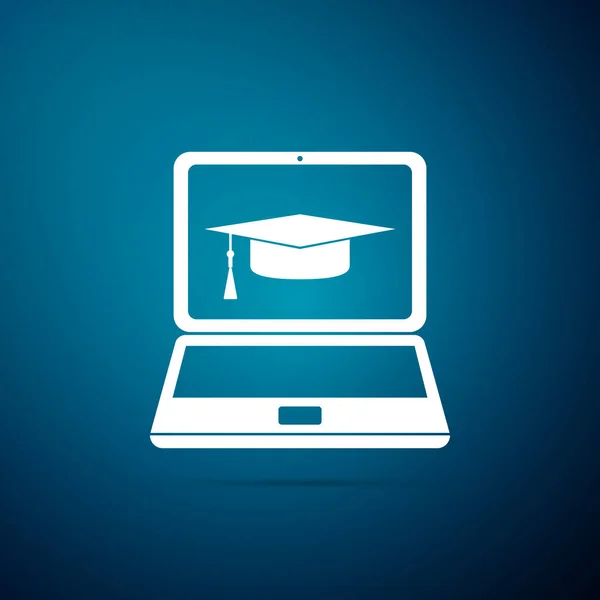 Tapa de graduación y el icono del ordenador portátil aislado sobre fondo azul. Icono de concepto de aprendizaje en línea o e-learning. Diseño plano. Ilustración vectorial — Archivo Imágenes Vectoriales