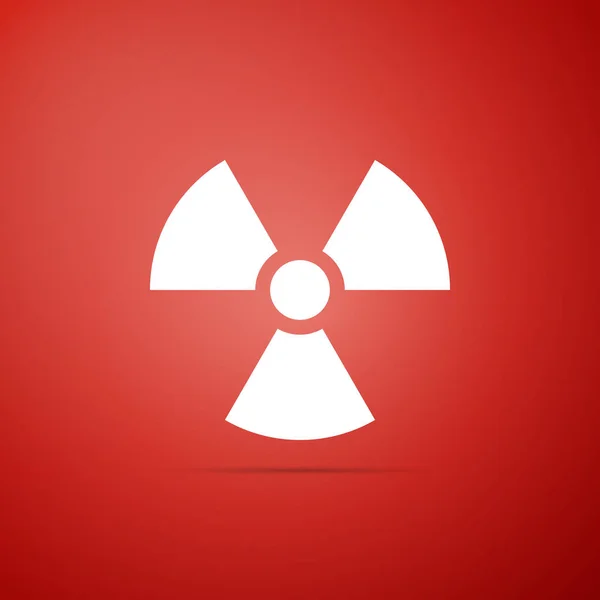 Icône radioactive isolée sur fond rouge. Symbole toxique radioactif. Radiation Signal de danger. Design plat. Illustration vectorielle — Image vectorielle