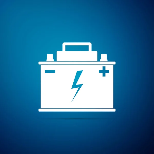 Auto batterijpictogram geïsoleerd op blauwe achtergrond. Accu batterij energie macht en elektriciteit accumulatorbatterij. Lightning bolt symbool. Platte ontwerp. Vectorillustratie — Stockvector