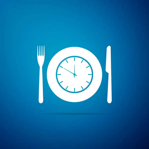 Plaat met klok, vork en mes pictogram geïsoleerd op blauwe achtergrond. Lunchtijd. Eten, voeding regime, maaltijd tijd en dieet concept. Platte ontwerp. Vectorillustratie — Stockvector