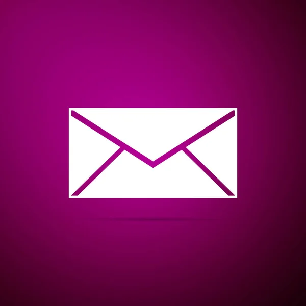 Icona busta isolata su sfondo viola. E-mail messaggio lettera simbolo. Design piatto. Illustrazione vettoriale — Vettoriale Stock