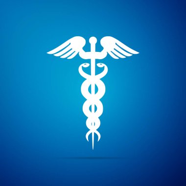 Caduceus sağlık sembol simge üzerinde mavi arka plan izole. Tıp ve sağlık kavramı. Amblem için eczane veya ilaç, eczane yılan sembolü. Düz tasarım. Vektör çizim