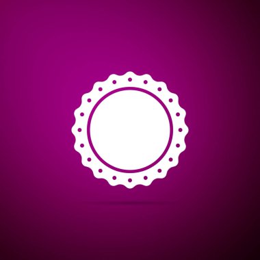 Kalite amblemi simgesi üzerinde mor arka plan izole. Düz tasarım. Vektör çizim