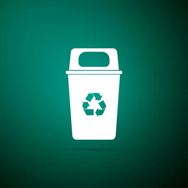 Papelera de reciclaje con icono de símbolo de reciclaje aislado sobre fondo verde. Icono de bote de basura. Diseño plano. Ilustración vectorial — Vector de stock