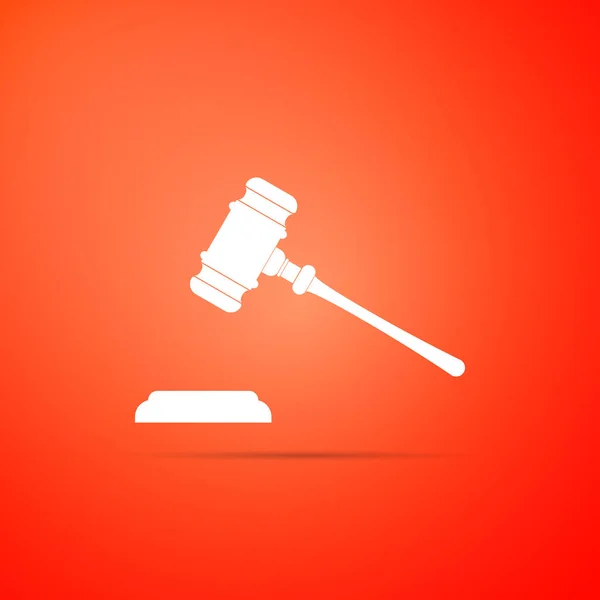 Bíró marok ikon piros háttér elszigetelt. Marok elbírálása mondatokat és számlák, bírósági, igazságügyi, állvánnyal. Aukción kalapács szimbólum. Lapos kivitel. Vektoros illusztráció — Stock Vector