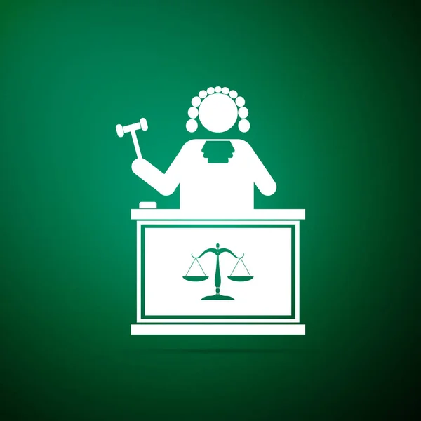 Δικαστής με σφυρί του στο τραπέζι εικονίδιο απομονώνονται σε πράσινο φόντο. Επίπεδη σχεδίαση. Εικονογράφηση διάνυσμα — Διανυσματικό Αρχείο