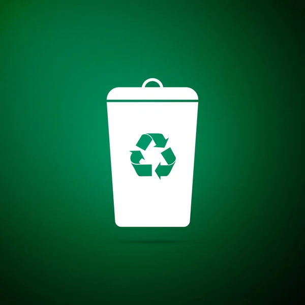 Papelera de reciclaje con icono de símbolo de reciclaje aislado sobre fondo verde. Icono de bote de basura. Diseño plano. Ilustración vectorial — Vector de stock