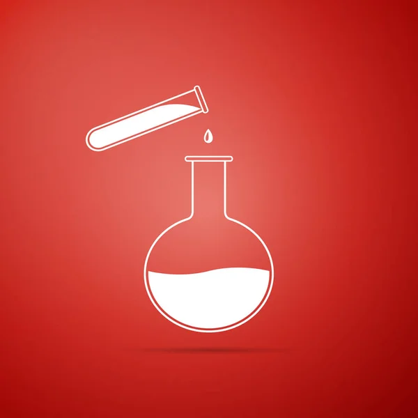 Tubo e frasco de ensaio - ícone de ensaio químico em laboratório isolado sobre fundo vermelho. Sinal de vidro de laboratório. Design plano. Ilustração vetorial — Vetor de Stock