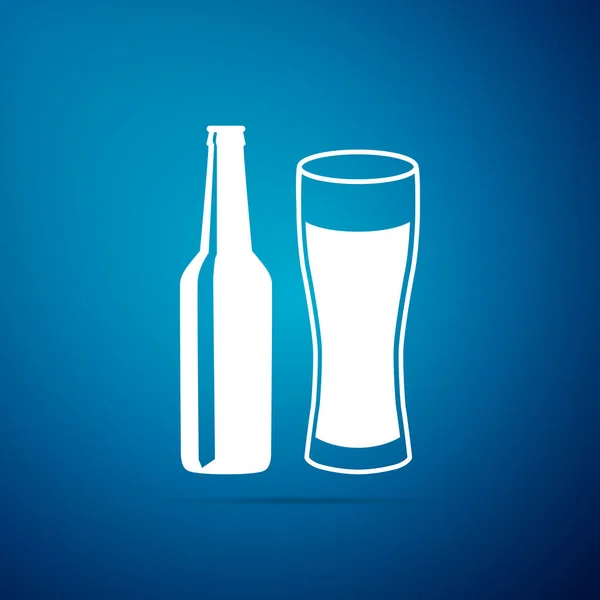 Bierflasche und Glassymbol isoliert auf blauem Hintergrund. Symbol für Alkoholkonsum. flache Bauweise. Vektorillustration — Stockvektor