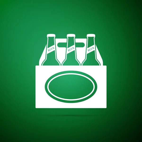 緑の背景に分離されたビール瓶アイコンのパック。ケース箱ビール箱のサイン。フラットなデザイン。ベクトル図 — ストックベクタ