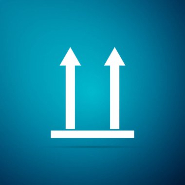 Bu tarafa simgesi üzerinde mavi arka plan izole. Ambalaj üst kısmı gösteren iki ok. Bu okları her zaman gelecek şekilde kargo ele. Düz tasarım. Vektör çizim