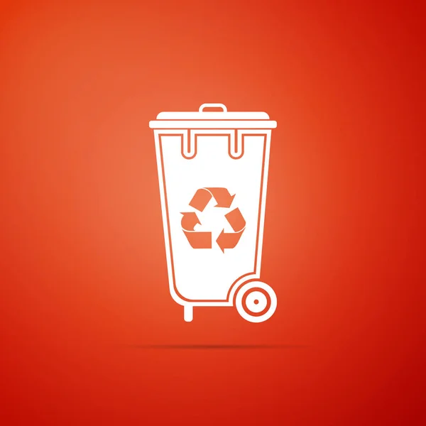 Papelera de reciclaje con icono de símbolo de reciclaje aislado sobre fondo naranja. Icono de bote de basura. Diseño plano. Ilustración vectorial — Vector de stock