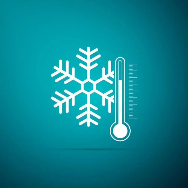 Thermometer met sneeuwvlok pictogram geïsoleerd op blauwe achtergrond. Platte ontwerp. Vectorillustratie — Stockvector