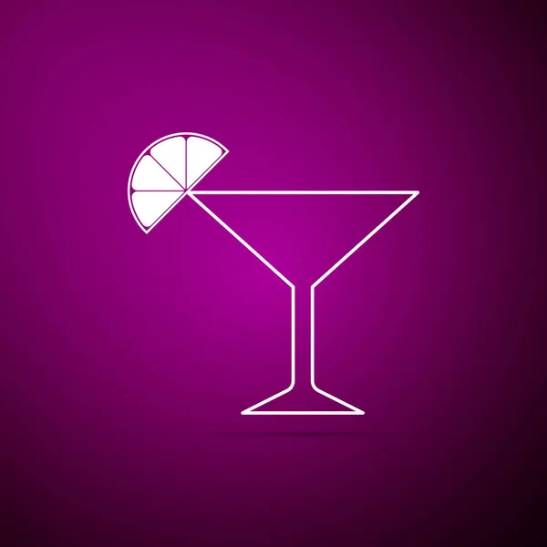 Ícone de vidro Martini isolado no fundo roxo. Cocktail com símbolo de limão. Design plano. Ilustração vetorial — Vetor de Stock